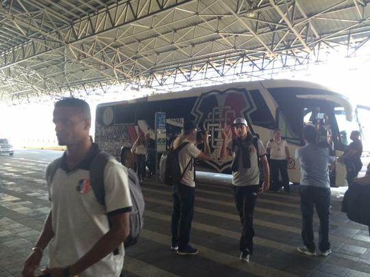 Atletas do Santa Cruz viajaram com camisa sem marca de qualquer fornecedora e com calas da Umbro