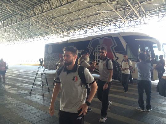 Atletas do Santa Cruz viajaram com camisa sem marca de qualquer fornecedora e com calas da Umbro