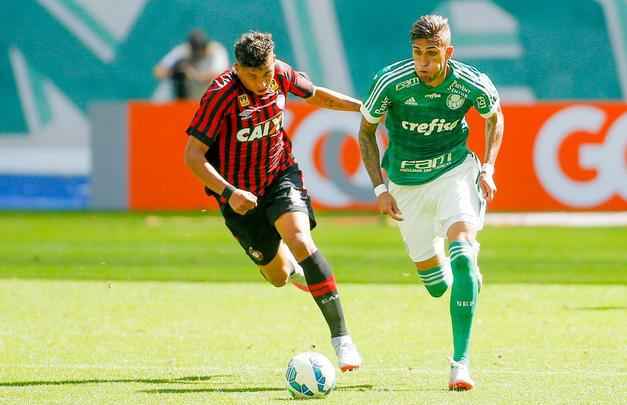 O atacante Rafael Marques foi mais um indicado pelo técnico Oswaldo de Oliveira. Porém, os altos salários (algo estimado em R$ 500 mil) assustaram os rubro-negros. A diretoria ainda tentou baixar os valores em negociação, porém o Palmeiras quis incluir o volante Rithely, mais uma vez, na negociação e espantou os leoninos de vez.