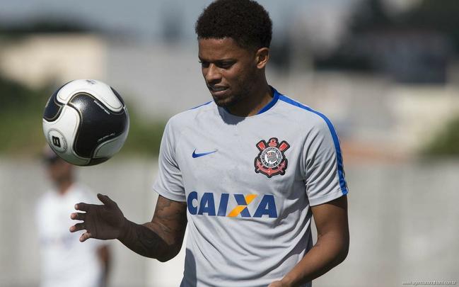 Entre o Sport e o atacante André estava tudo certo. Com o Corinthians, até os valores estimados em R$ 4 milhões para ficar com os diretos do atleta, o Leão aceitou pagar. Criticado pela torcida alvinegra, o caminho para o retorno de André à Ilha de Retiro parecia mais simples. O vice-presidente de futebol rubro-negro, Arnaldo Barros, foi para São Paulo a fim de concluir a negociação. No último momento, o atleta teria recuado com a sinalização do então técnico Tite em ajudá-lo a dar a volta por cima no clube. Oficialmente, o Sport justificou o fracasso na negociação por questões financeiras.
