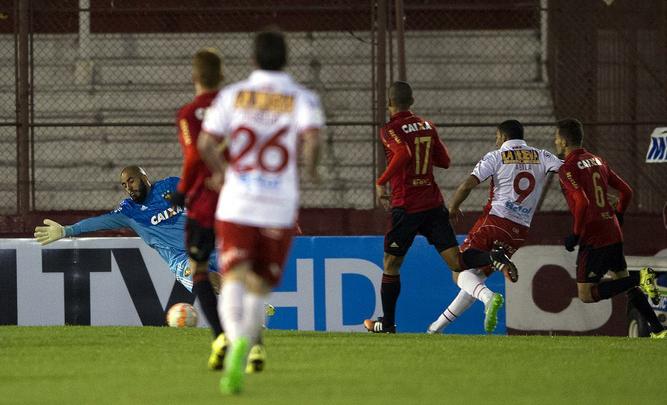 O atacante Ábila, do Huracán, tornou-se alvo de cobiça do Sport desde que o Leão foi enfrentou o time argentino e foi eliminado por ele da Copa Sul-Americana, no ano passado. Aos 26 anos, 'Wanchope', como é chamado na Argentina, foi uma indicação do ex-técnico Falcão. Os altos valores pedidos pelo Huracán esfriaram o interesse do Leão.
