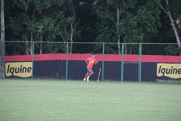 O aproveitamento de Ronaldo Alves contra o São Paulo depende apenas da sua regularização junto à CBF; Rogério deve esperar um pouco mais