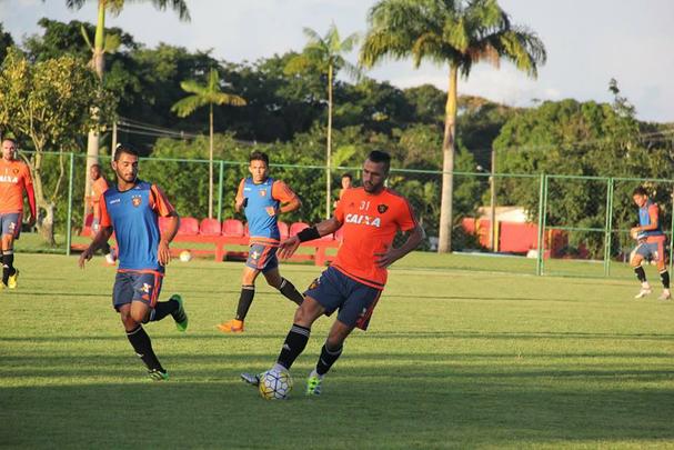 O aproveitamento de Ronaldo Alves contra o São Paulo depende apenas da sua regularização junto à CBF; Rogério deve esperar um pouco mais
