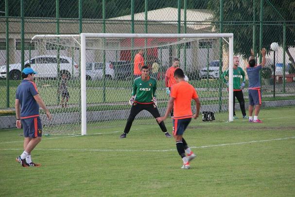 Jogadores reservas do Sport fizeram um treino coletivo com o sub-17 do clube e ainda contaram com Ronaldo Alves