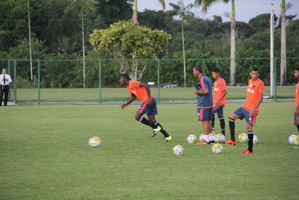 Jogadores reservas do Sport fizeram um treino coletivo com o sub-17 do clube e ainda contaram com Ronaldo Alves