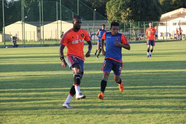 Jogadores reservas do Sport fizeram um treino coletivo com o sub-17 do clube e ainda contaram com Ronaldo Alves