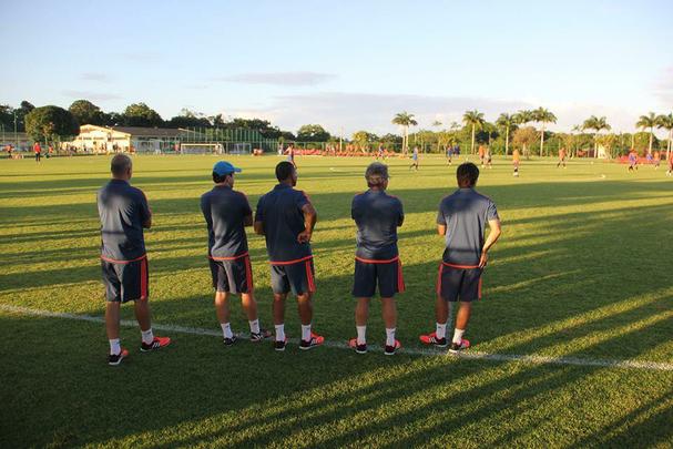 Jogadores reservas do Sport fizeram um treino coletivo com o sub-17 do clube e ainda contaram com Ronaldo Alves