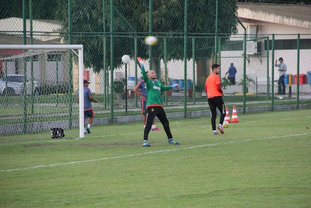 Jogadores reservas do Sport fizeram um treino coletivo com o sub-17 do clube e ainda contaram com Ronaldo Alves