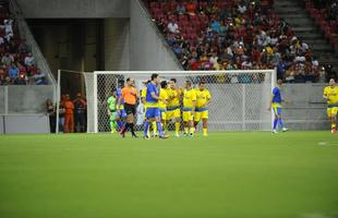 EGO - Wesley Safadão se arrisca no futebol em evento beneficente