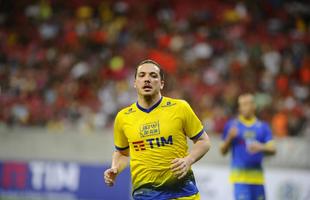 EGO - Wesley Safadão se arrisca no futebol em evento beneficente