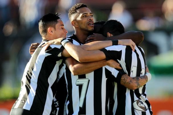 Santa Cruz voltou a apresentar problemas defensivos e de falta de pontaria e acabou derrotado por um adversário direto na luta contra o Z4