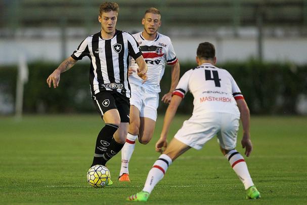 Santa Cruz voltou a apresentar problemas defensivos e de falta de pontaria e acabou derrotado por um adversário direto na luta contra o Z4