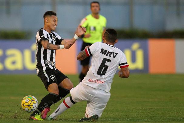 Santa Cruz voltou a apresentar problemas defensivos e de falta de pontaria e acabou derrotado por um adversário direto na luta contra o Z4