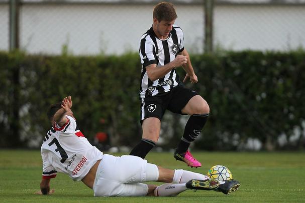 Santa Cruz voltou a apresentar problemas defensivos e de falta de pontaria e acabou derrotado por um adversário direto na luta contra o Z4