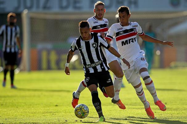 Santa Cruz voltou a apresentar problemas defensivos e de falta de pontaria e acabou derrotado por um adversário direto na luta contra o Z4