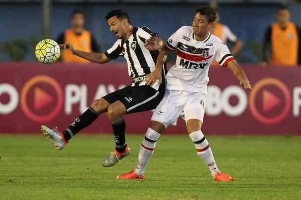 Santa Cruz voltou a apresentar problemas defensivos e de falta de pontaria e acabou derrotado por um adversário direto na luta contra o Z4