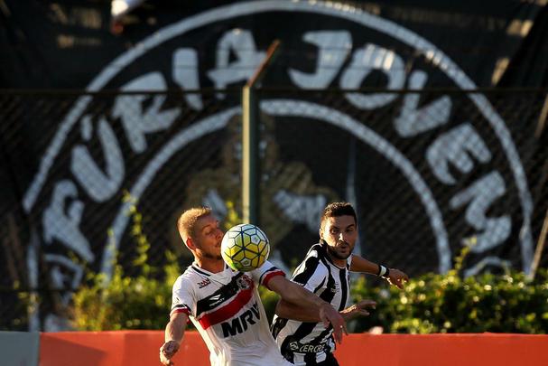 Santa Cruz voltou a apresentar problemas defensivos e de falta de pontaria e acabou derrotado por um adversário direto na luta contra o Z4