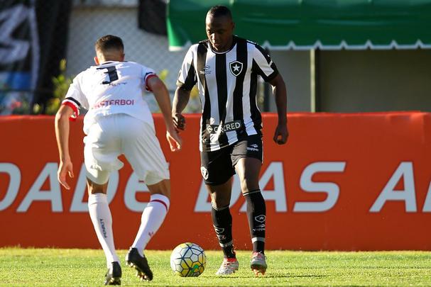 Santa Cruz voltou a apresentar problemas defensivos e de falta de pontaria e acabou derrotado por um adversário direto na luta contra o Z4