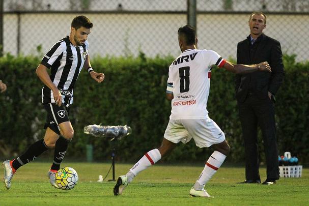 Santa Cruz voltou a apresentar problemas defensivos e de falta de pontaria e acabou derrotado por um adversário direto na luta contra o Z4