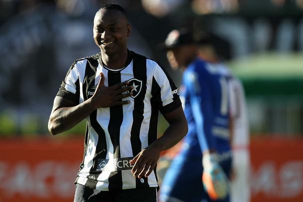 Santa Cruz voltou a apresentar problemas defensivos e de falta de pontaria e acabou derrotado por um adversário direto na luta contra o Z4