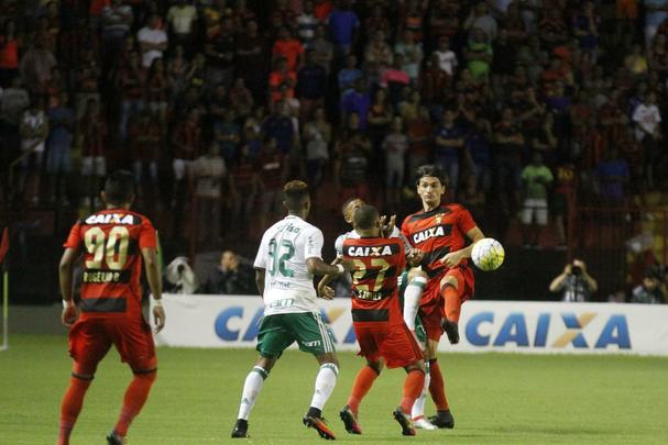 Leo fez uma partida aguerrida diante do Palmeiras, chegou a empatar o jogo no segundo tempo, mas no resistiu  velocidade do ataque alviverde