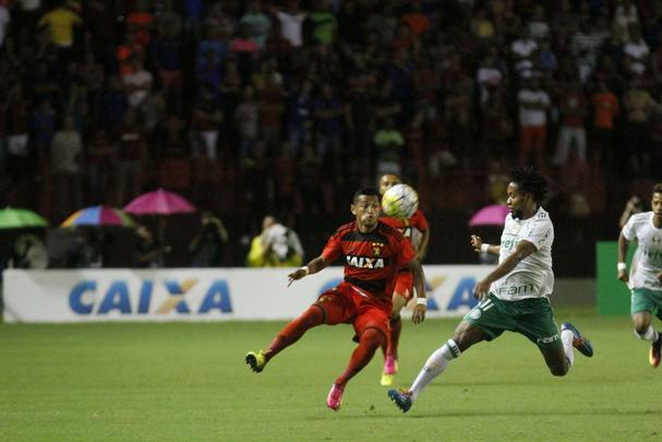 Leo fez uma partida aguerrida diante do Palmeiras, chegou a empatar o jogo no segundo tempo, mas no resistiu  velocidade do ataque alviverde