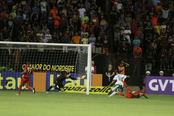 Leo fez uma partida aguerrida diante do Palmeiras, chegou a empatar o jogo no segundo tempo, mas no resistiu  velocidade do ataque alviverde