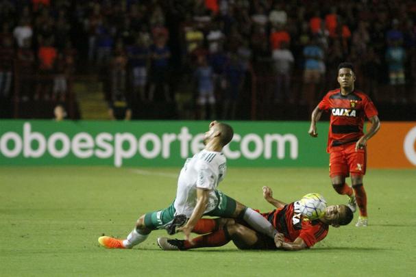 Leo fez uma partida aguerrida diante do Palmeiras, chegou a empatar o jogo no segundo tempo, mas no resistiu  velocidade do ataque alviverde