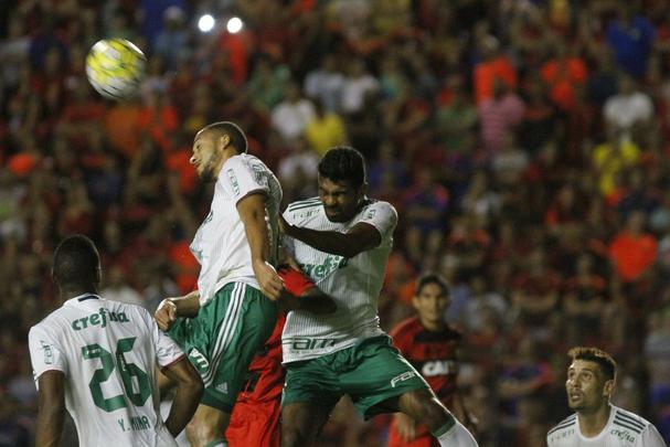 Leo fez uma partida aguerrida diante do Palmeiras, chegou a empatar o jogo no segundo tempo, mas no resistiu  velocidade do ataque alviverde