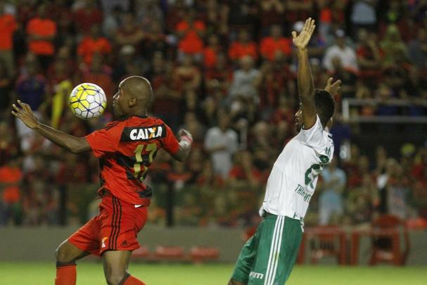 Leo fez uma partida aguerrida diante do Palmeiras, chegou a empatar o jogo no segundo tempo, mas no resistiu  velocidade do ataque alviverde