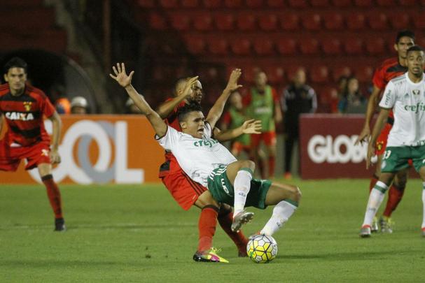 Leo fez uma partida aguerrida diante do Palmeiras, chegou a empatar o jogo no segundo tempo, mas no resistiu  velocidade do ataque alviverde