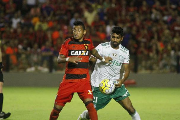 Leo fez uma partida aguerrida diante do Palmeiras, chegou a empatar o jogo no segundo tempo, mas no resistiu  velocidade do ataque alviverde