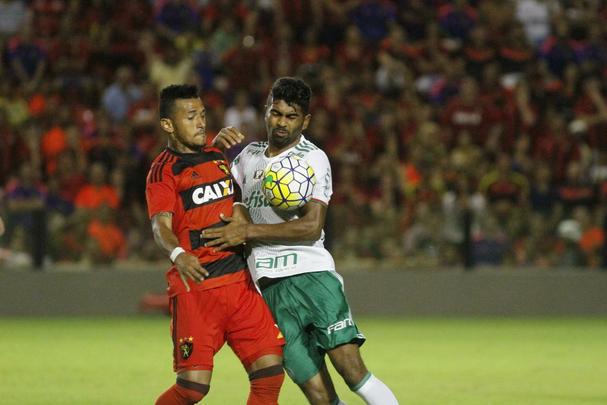 Leo fez uma partida aguerrida diante do Palmeiras, chegou a empatar o jogo no segundo tempo, mas no resistiu  velocidade do ataque alviverde