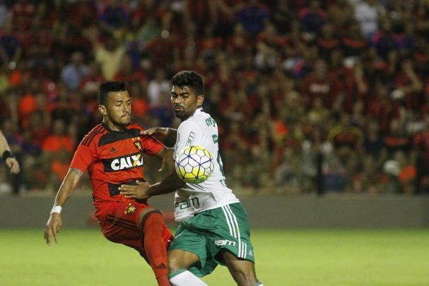 Leo fez uma partida aguerrida diante do Palmeiras, chegou a empatar o jogo no segundo tempo, mas no resistiu  velocidade do ataque alviverde