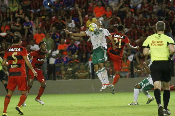 Leo fez uma partida aguerrida diante do Palmeiras, chegou a empatar o jogo no segundo tempo, mas no resistiu  velocidade do ataque alviverde