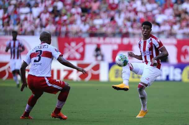 Alvirrubro entrou com uma escalao bastante diferente da utilizada nos ltimos jogos e acabou sucumbindo diante do CRB