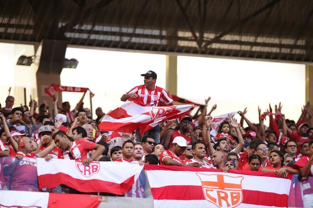 Alvirrubro entrou com uma escalao bastante diferente da utilizada nos ltimos jogos e acabou sucumbindo diante do CRB