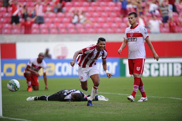 Alvirrubro entrou com uma escalao bastante diferente da utilizada nos ltimos jogos e acabou sucumbindo diante do CRB