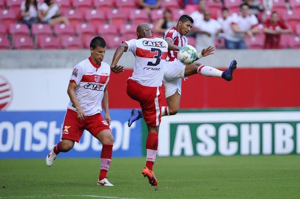 Alvirrubro entrou com uma escalao bastante diferente da utilizada nos ltimos jogos e acabou sucumbindo diante do CRB