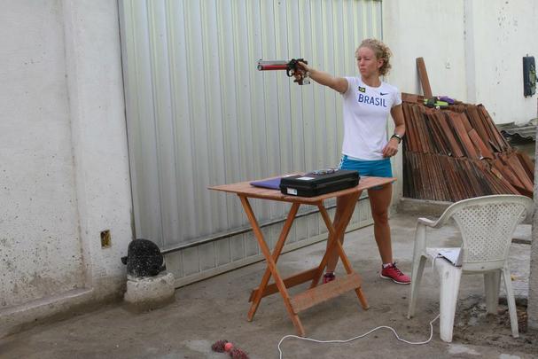 A corrida é uma parte importante do pentatlo moderno. É a parte final da prova, além de ser feita de modo alternado com o tiro. É chamado de evento combinado. Yane treina nas ruas próximas de casa e chegou a montar um stand de tiro no terraço