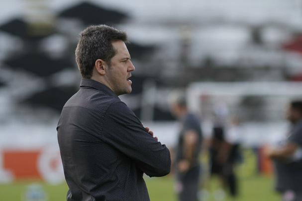 Com pior retrospecto nas ltimas cinco rodadas da competio, Santa Cruz e Internacional fizeram duelo acirrado e 'dos pressionados' no Arruda