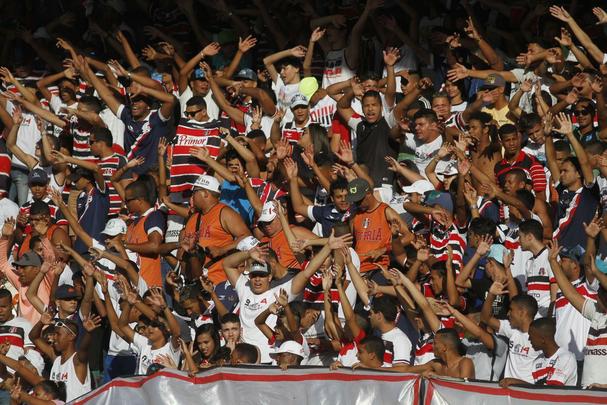 Com pior retrospecto nas ltimas cinco rodadas da competio, Santa Cruz e Internacional fizeram duelo acirrado e 'dos pressionados' no Arruda