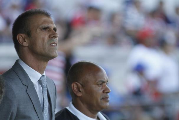 Com pior retrospecto nas ltimas cinco rodadas da competio, Santa Cruz e Internacional fizeram duelo acirrado e 'dos pressionados' no Arruda