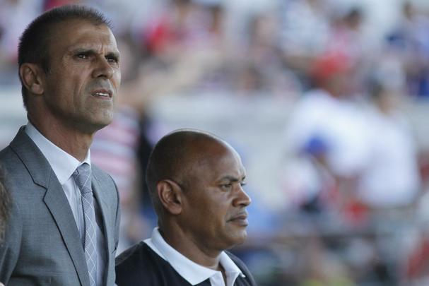 Com pior retrospecto nas ltimas cinco rodadas da competio, Santa Cruz e Internacional fizeram duelo acirrado e 'dos pressionados' no Arruda