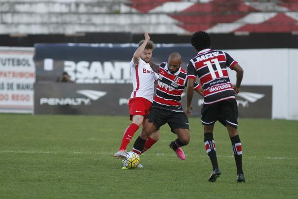 Com pior retrospecto nas ltimas cinco rodadas da competio, Santa Cruz e Internacional fizeram duelo acirrado e 'dos pressionados' no Arruda