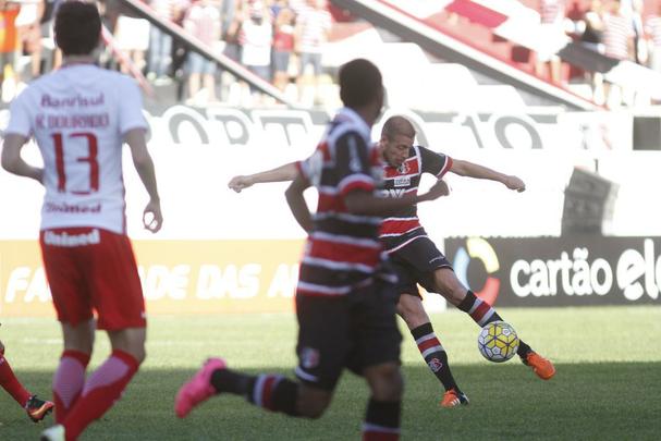 Com pior retrospecto nas ltimas cinco rodadas da competio, Santa Cruz e Internacional fizeram duelo acirrado e 'dos pressionados' no Arruda