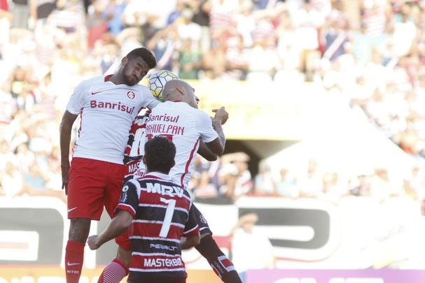 Com pior retrospecto nas ltimas cinco rodadas da competio, Santa Cruz e Internacional fizeram duelo acirrado e 'dos pressionados' no Arruda