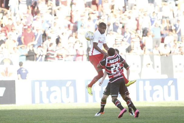 Com pior retrospecto nas ltimas cinco rodadas da competio, Santa Cruz e Internacional fizeram duelo acirrado e 'dos pressionados' no Arruda