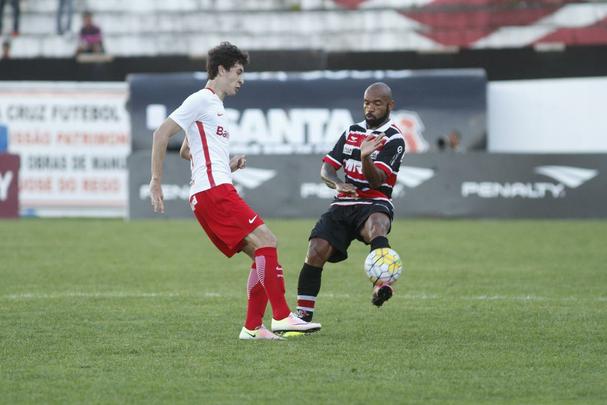 Com pior retrospecto nas ltimas cinco rodadas da competio, Santa Cruz e Internacional fizeram duelo acirrado e 'dos pressionados' no Arruda
