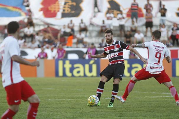 Com pior retrospecto nas ltimas cinco rodadas da competio, Santa Cruz e Internacional fizeram duelo acirrado e 'dos pressionados' no Arruda